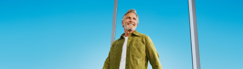 hombre con maleta bajando escaleras usando ZYN